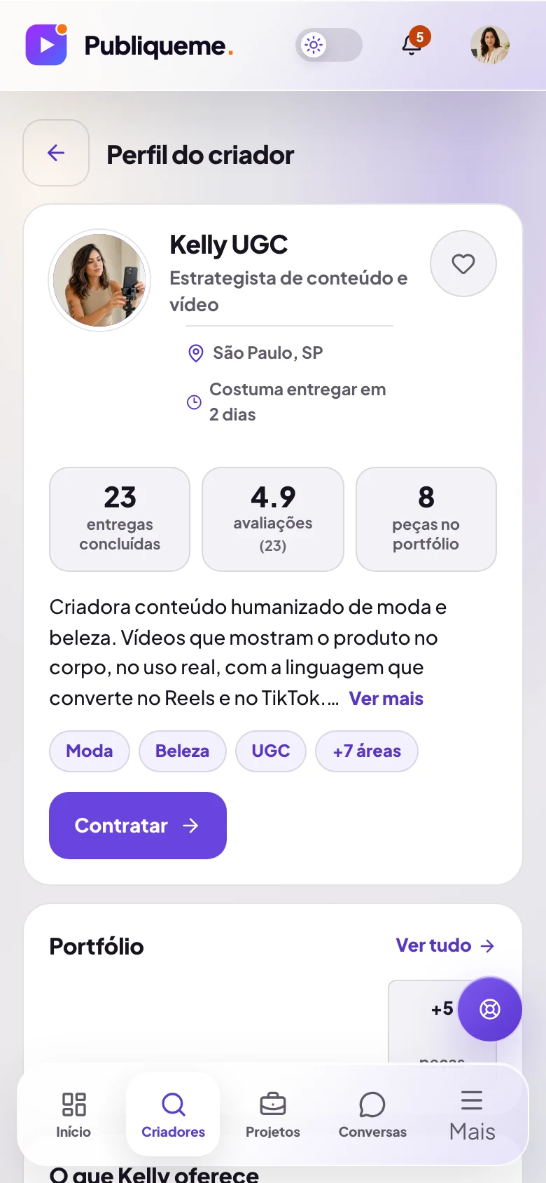 O perfil de uma criadora: entregas concluídas, avaliação, portfólio e o botão Contratar.